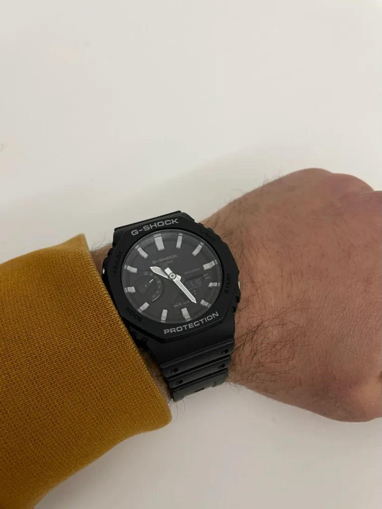 Bilekte siyah Casio GA-2100 (CasiOak)
