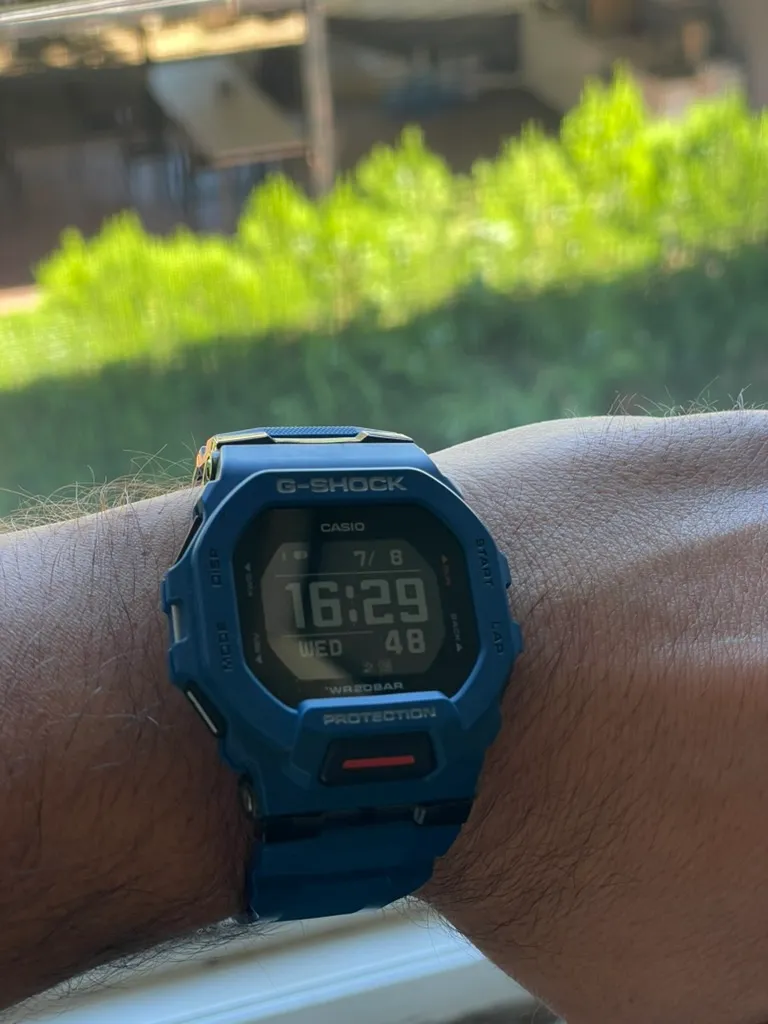 Bilekte mavi gövdeli Casio GBD-200