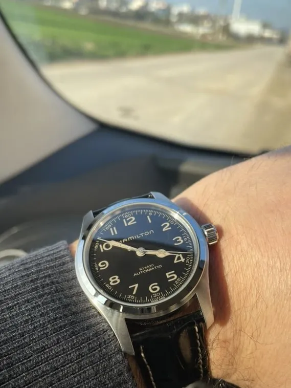 Araç içinde siyah kadranlı Hamilton Khaki Murph 42