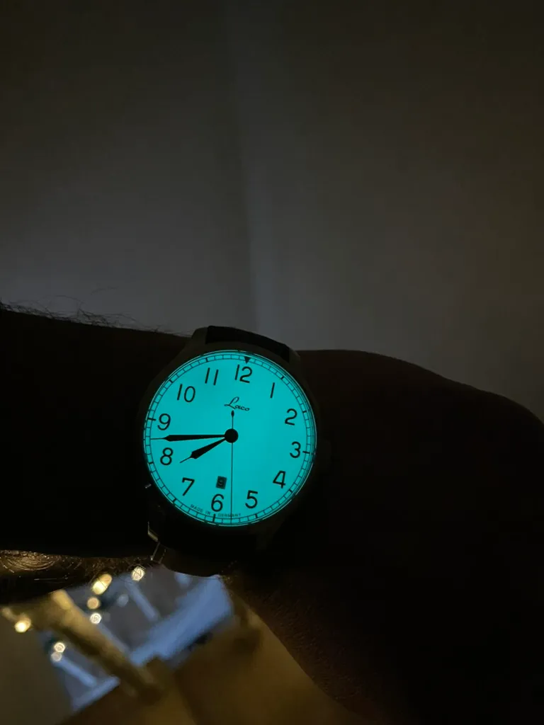 Karanlıkta parlayan full-lume kadranlı Laco