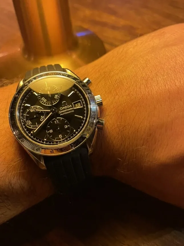 Bilekte Omega Speedmaster Day-Date, siyah kayışlı